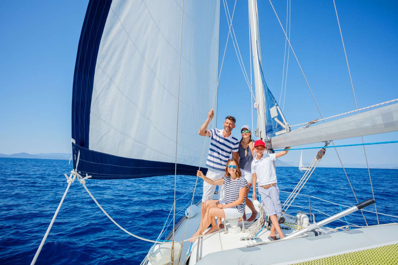 Famiglia con bambini che riposano su yacht puzzle online