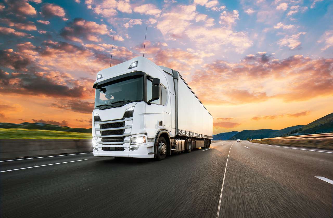 Lastbil med behållare på motorvägen Pussel online