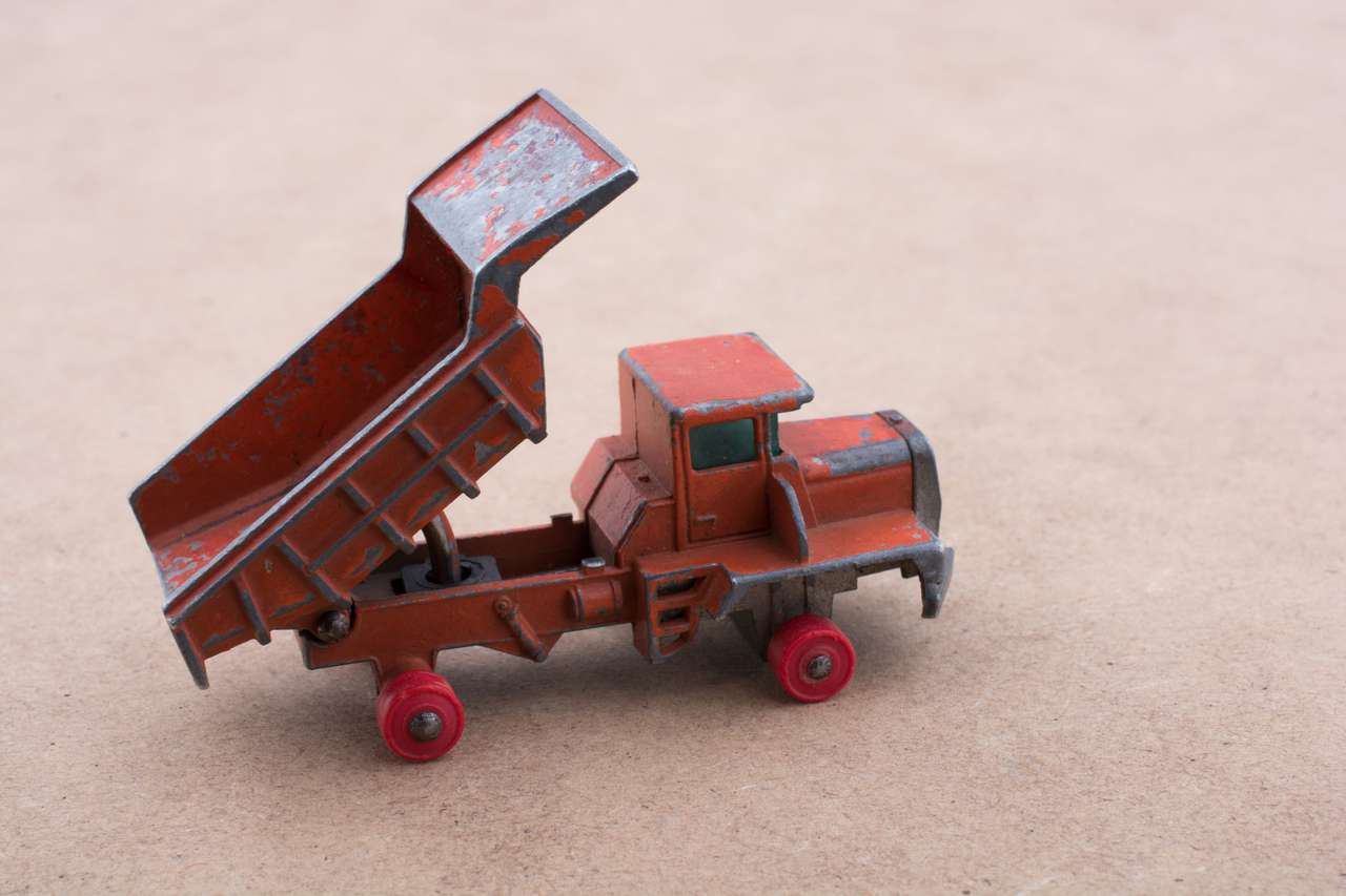 Camión de juguete rojo rompecabezas en línea