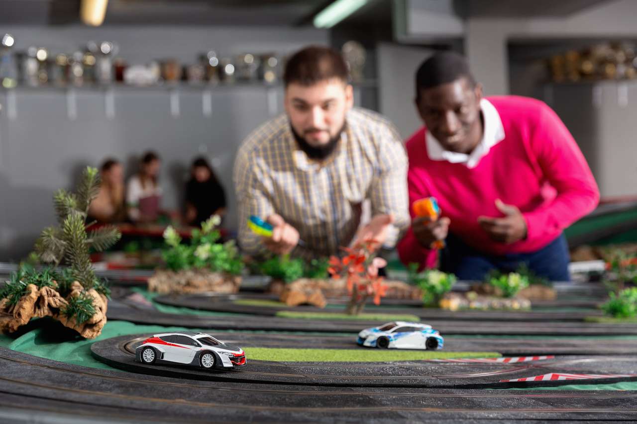 Twee mannen spelen met slot auto racen legpuzzel online