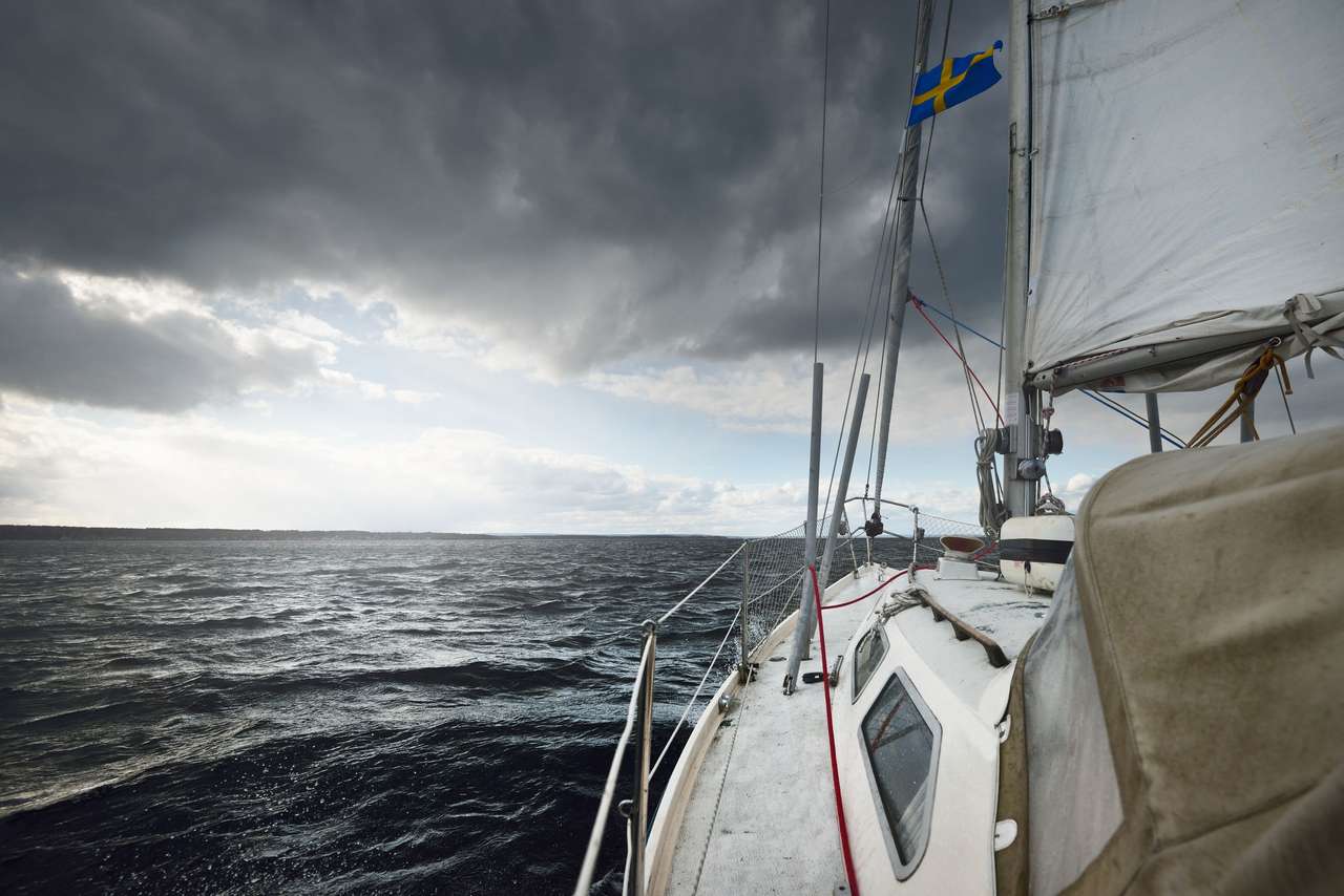 Jachta plachtění během bouře skládačky online