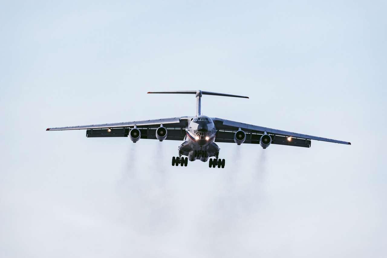 Самолет на товари в ясното небе онлайн пъзел