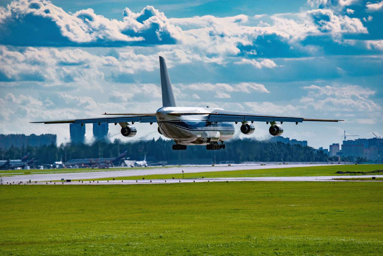 Кацане на големия товарен самолет онлайн пъзел