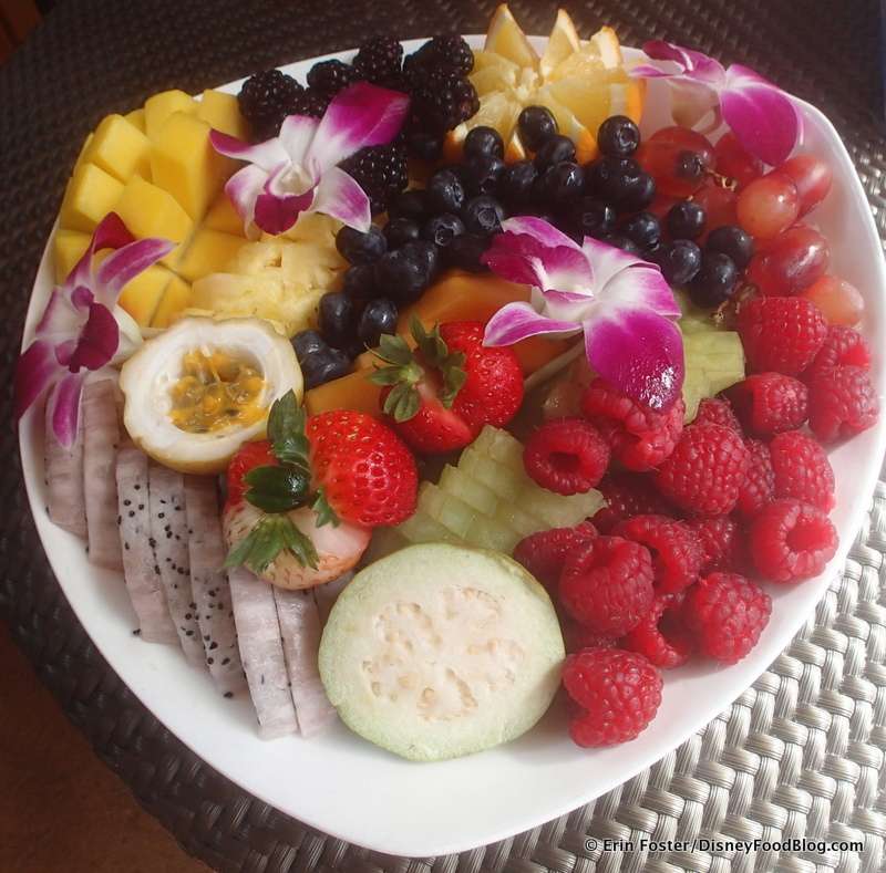 фрукты на тарелке пазл онлайн