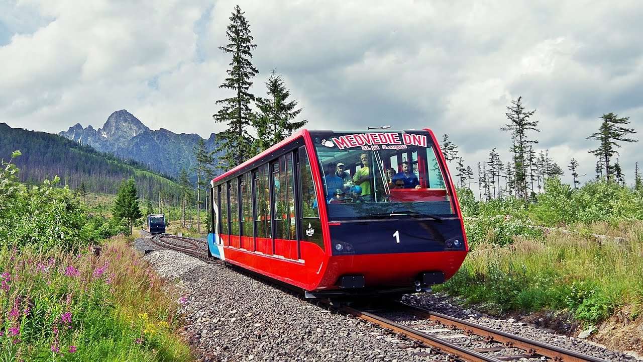 Tram op de rij in de bergen legpuzzel online