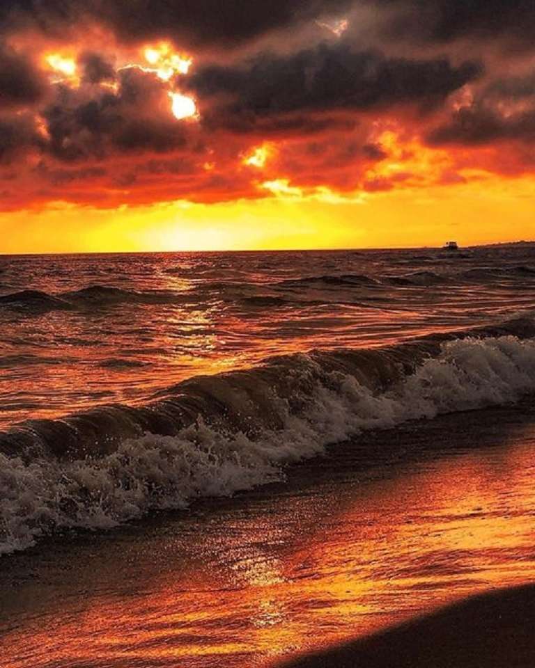 Sonnenaufgang über dem Meer. Puzzlespiel online