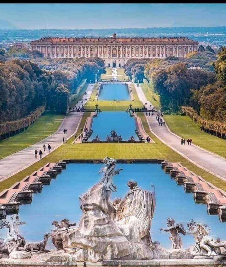 Королевский дворец Бурбонов в Казерте Италия пазл онлайн