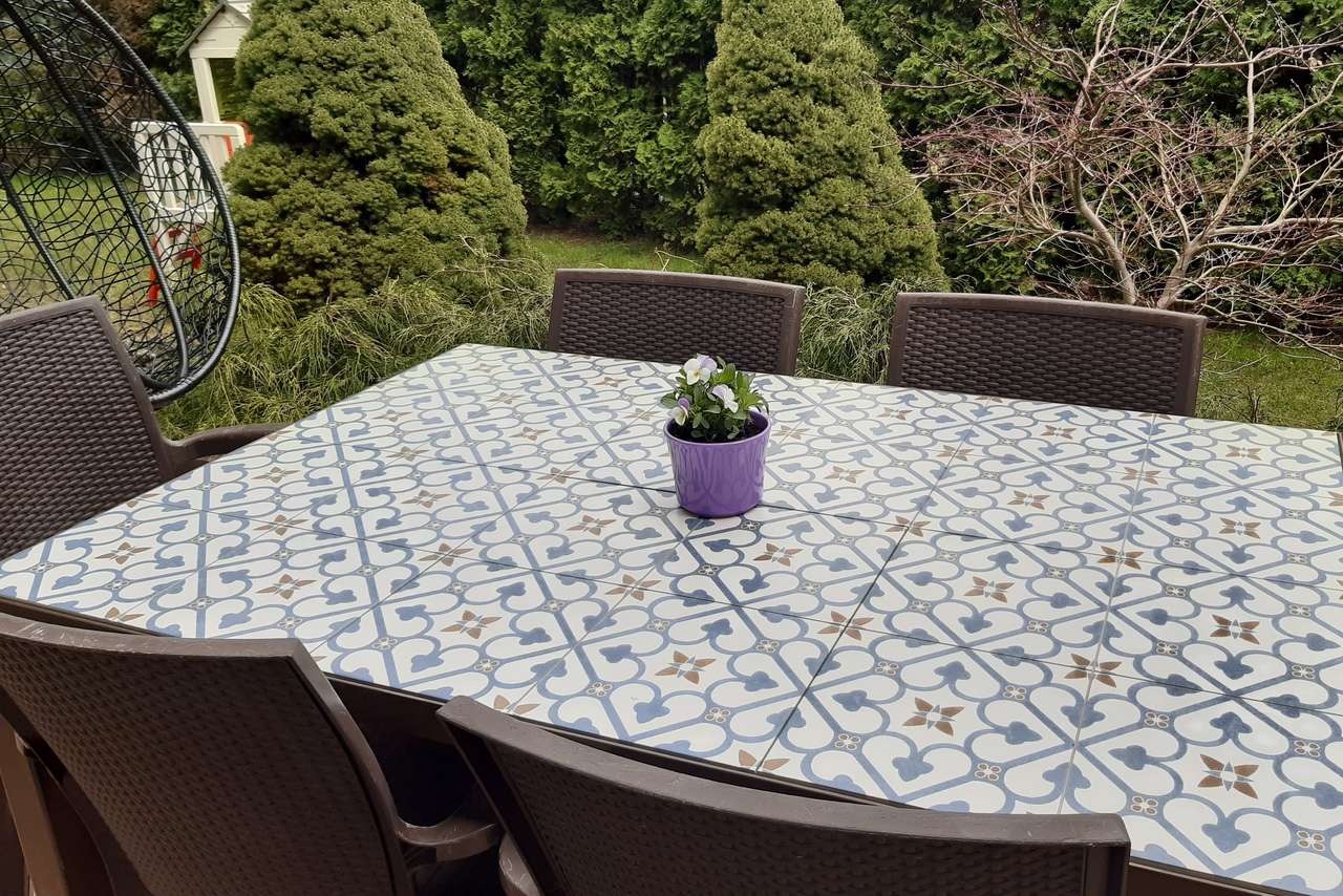 Asztal a teraszon online puzzle