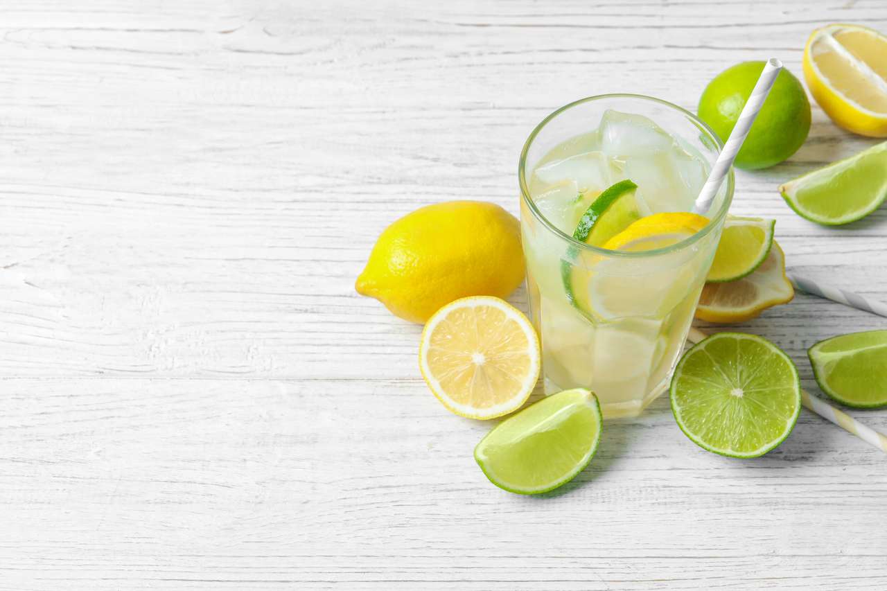 Стакан натурального лимонада с цитрусовыми онлайн-пазл