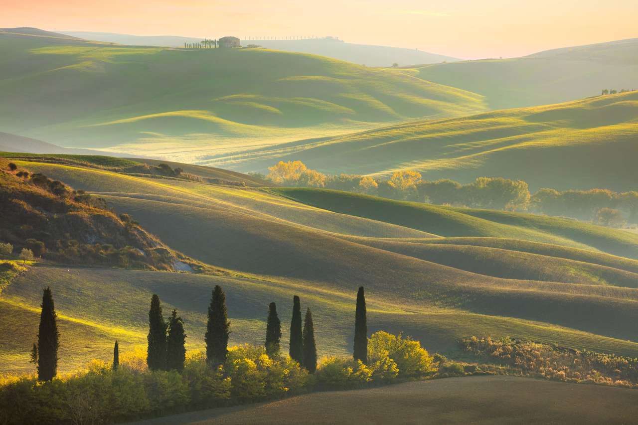Färskt grönt Toscana landskap på våren tid Pussel online