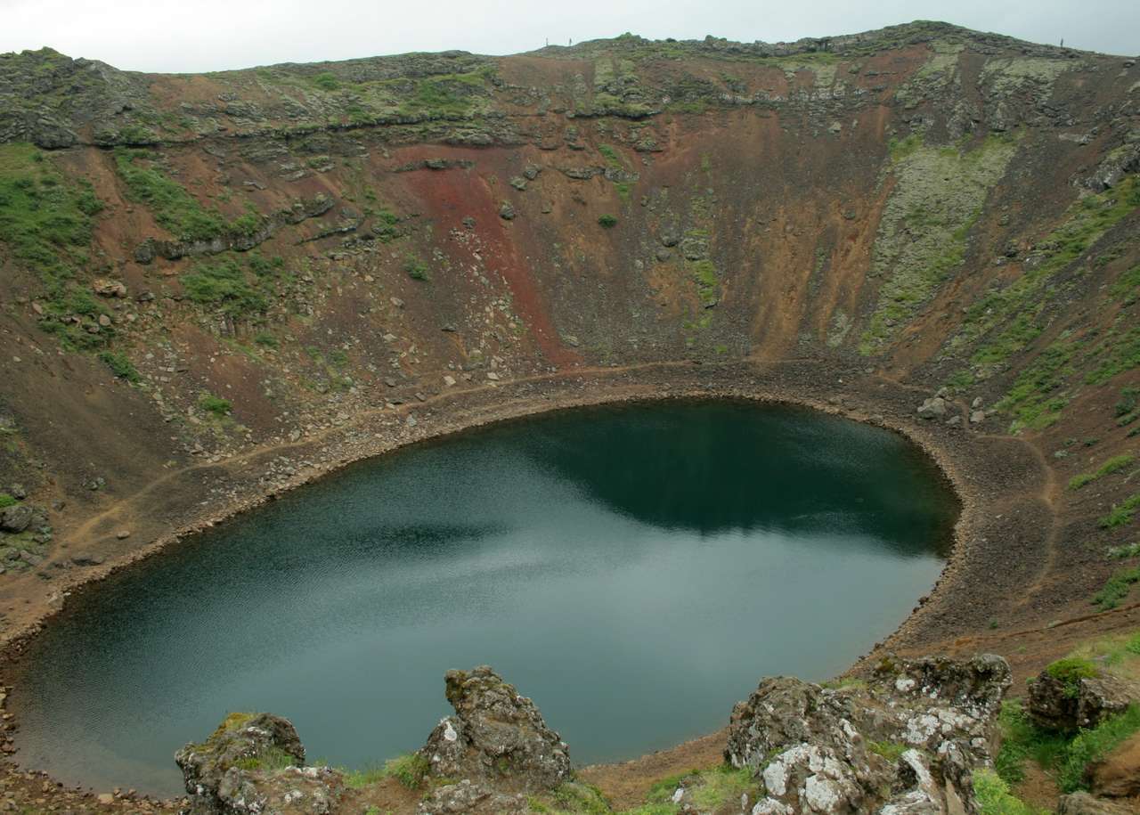 Lac dans le cratère du volcan puzzle en ligne