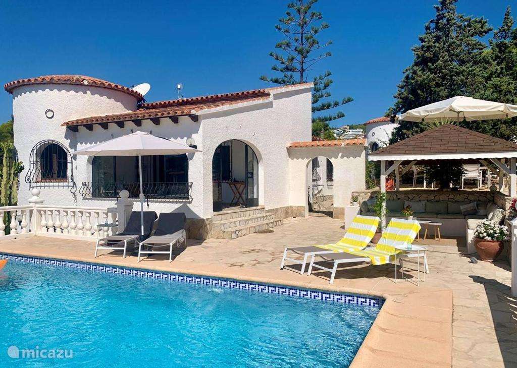 Una casa con piscina en España. rompecabezas en línea