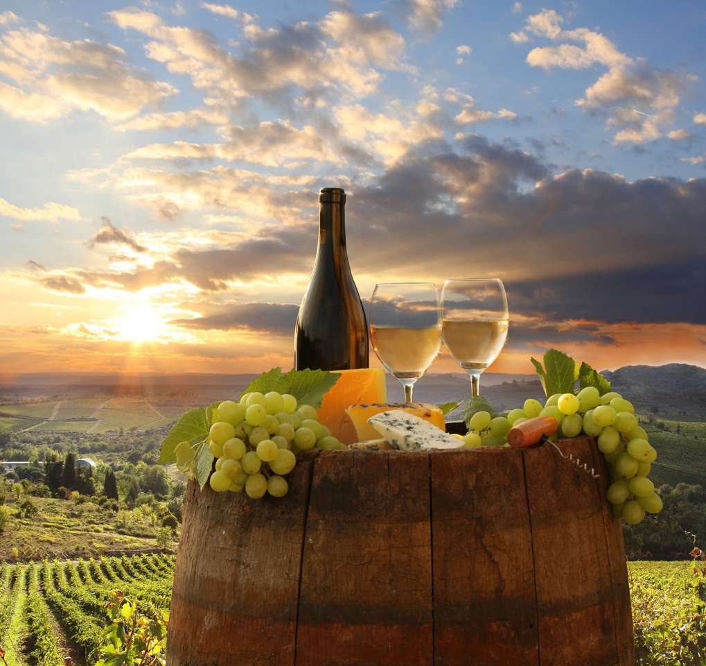 Белое вино с бочкой на винограднике в Тоскане пазл онлайн