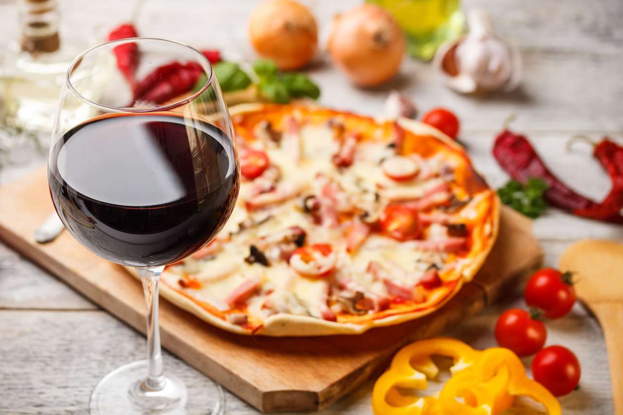 Sklenka červeného vína s pizzou online puzzle