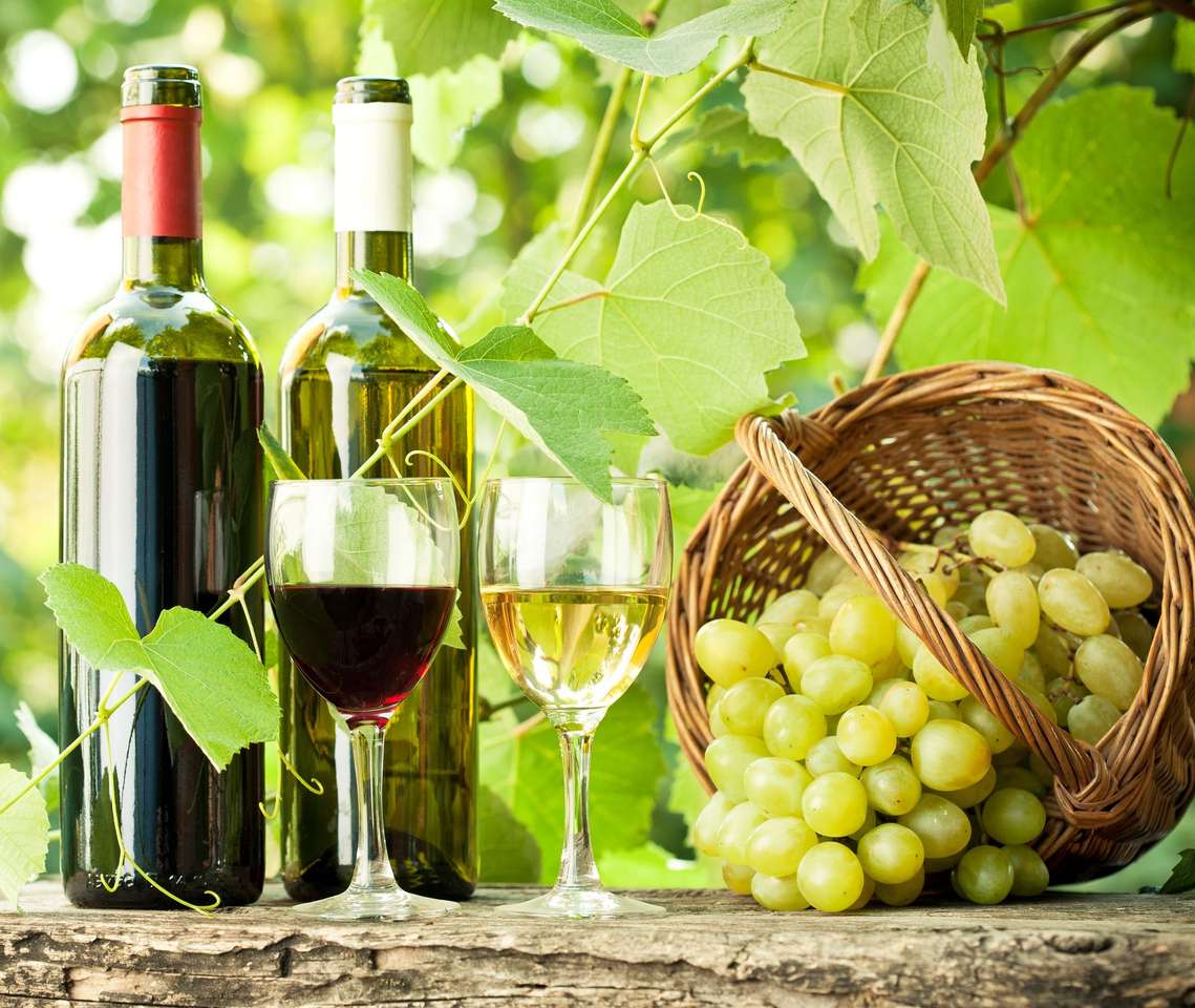 Κόκκινα και λευκά μπουκάλια κρασιού σε παλιό ξύλινο τραπέζι παζλ online