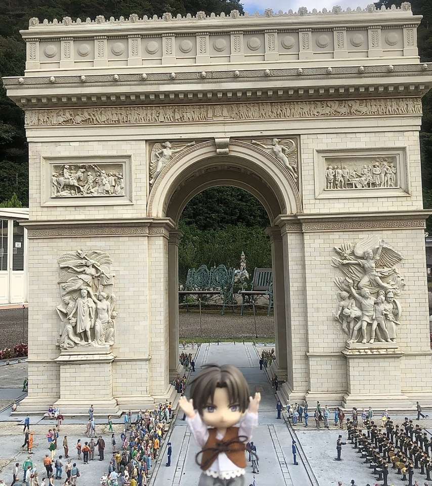 Hasebe devant l'Arc de Triomphe puzzle en ligne