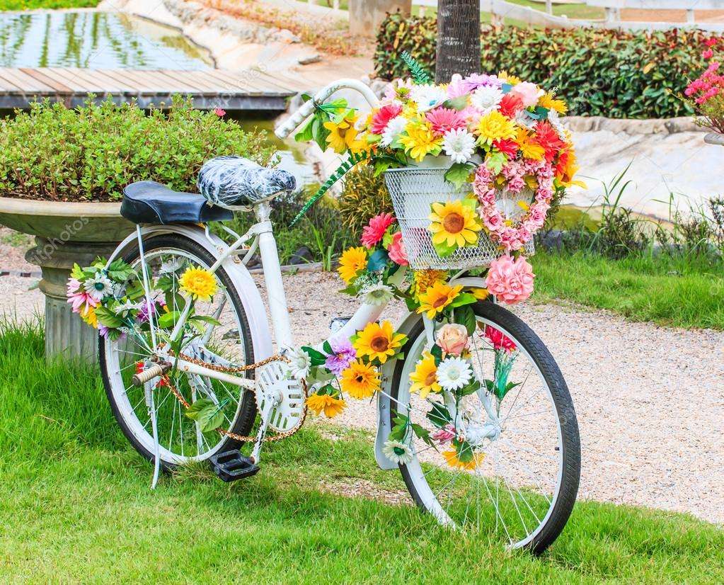 Cykel dekorerad med blommor pussel på nätet