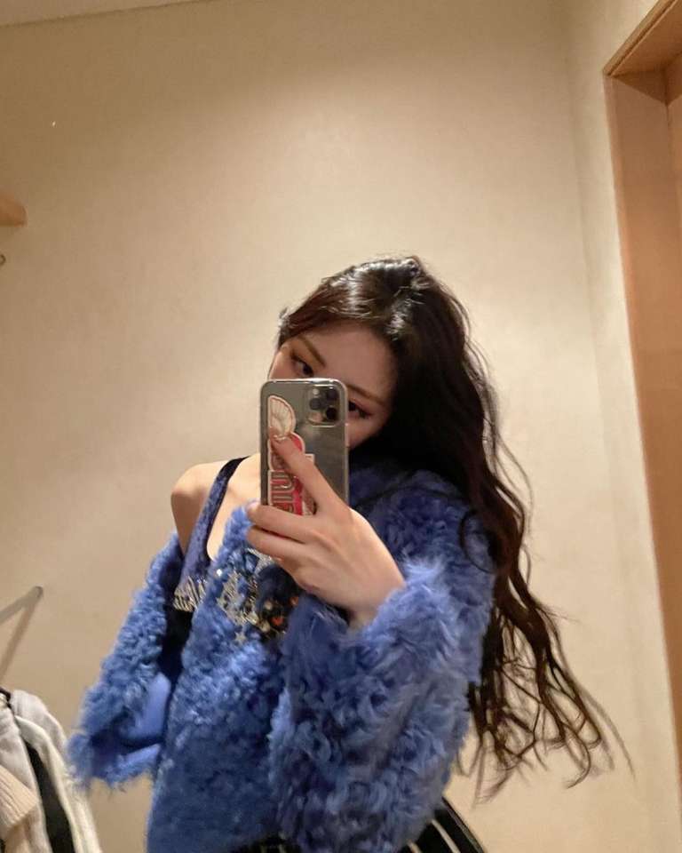 Yuna-itzy zrcadlo selfie skládačky online