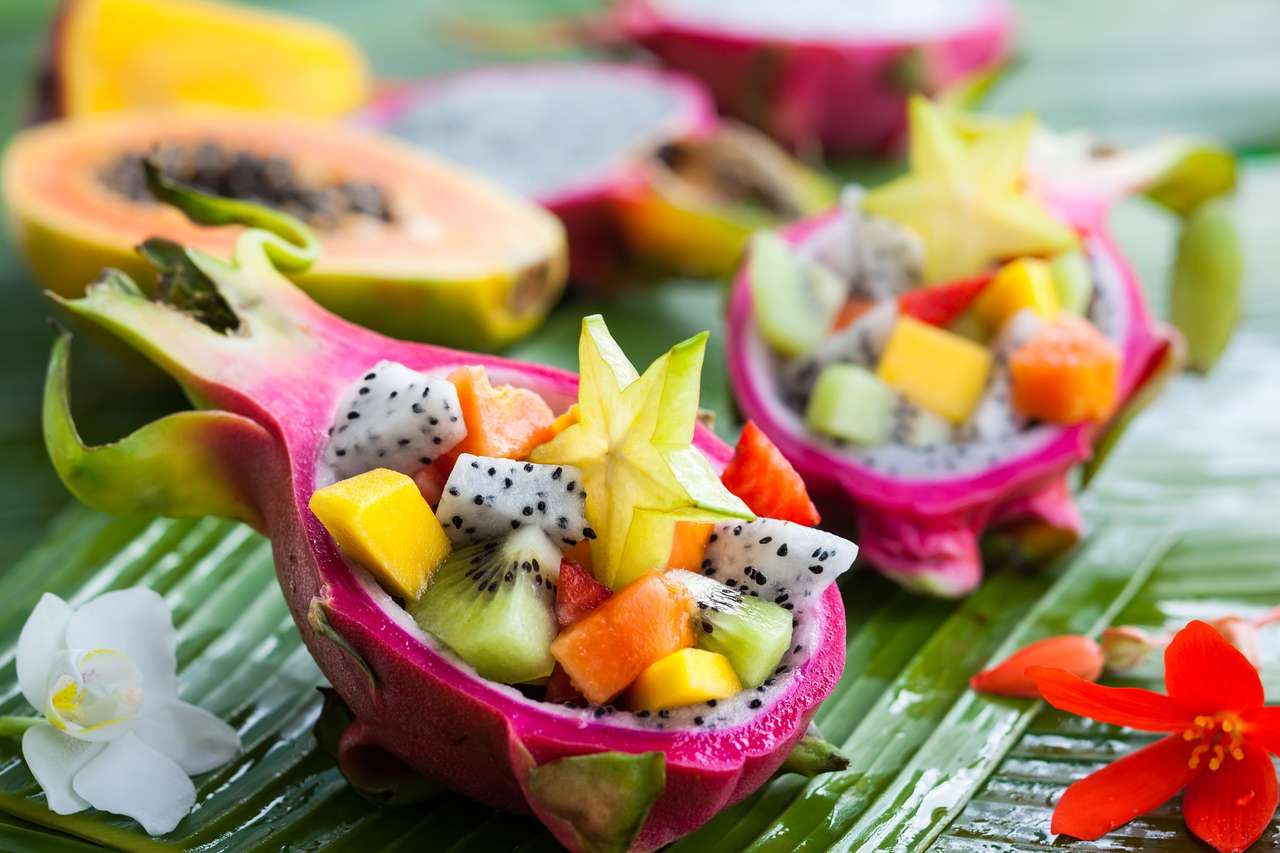 Exotische fruitsalade geserveerd in een halve drakenfruit legpuzzel online