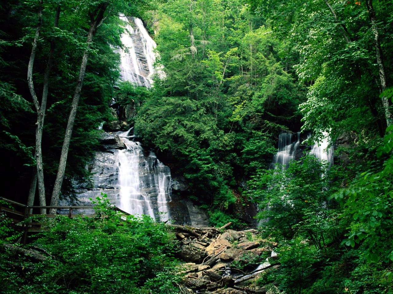 Водопад в гората онлайн пъзел