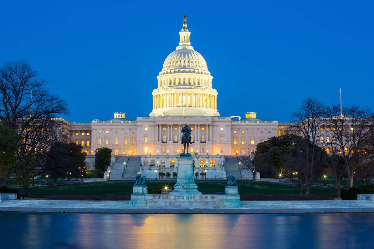 Building US Capitol za soumraku skládačky online