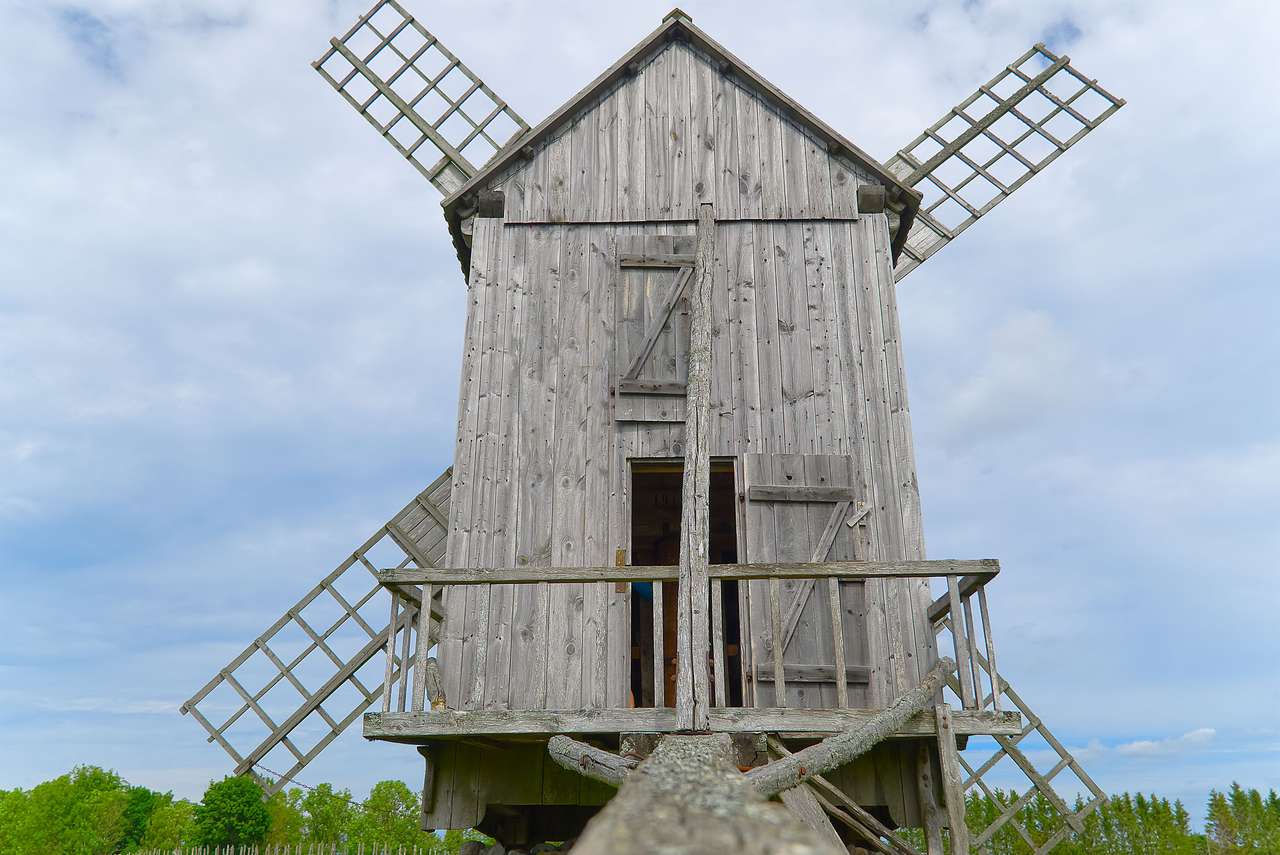 Hölzerne Windmühle der alten Weinlese Online-Puzzle