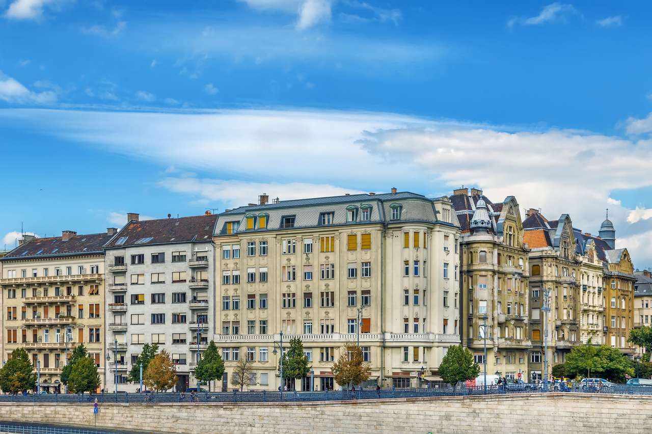 Häuser auf dem Donau-Damm in Budapest Puzzlespiel online