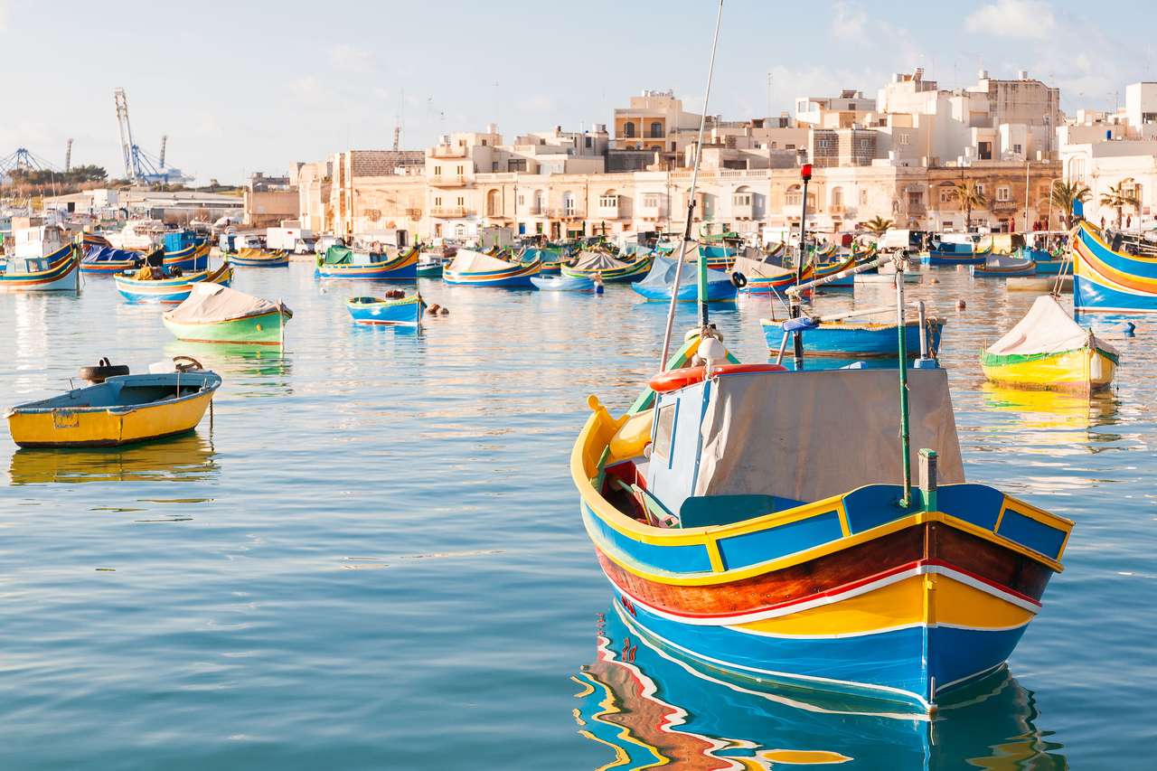 Типичные красочные лодки Мальты онлайн-пазл