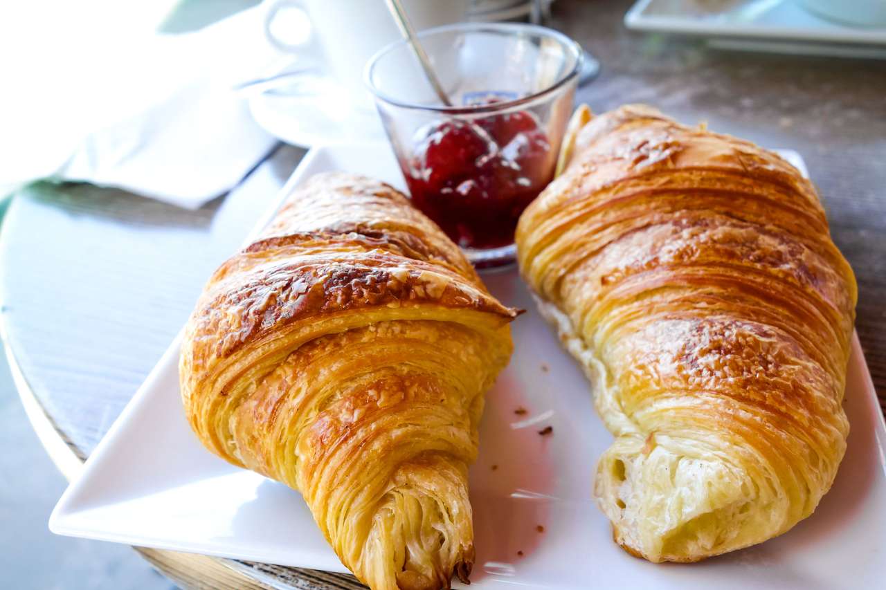 Fransk frukost med kaffe och croissanter pussel på nätet
