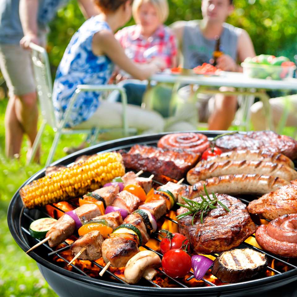Famiglia che ha una festa del barbecue nel loro giardino puzzle online