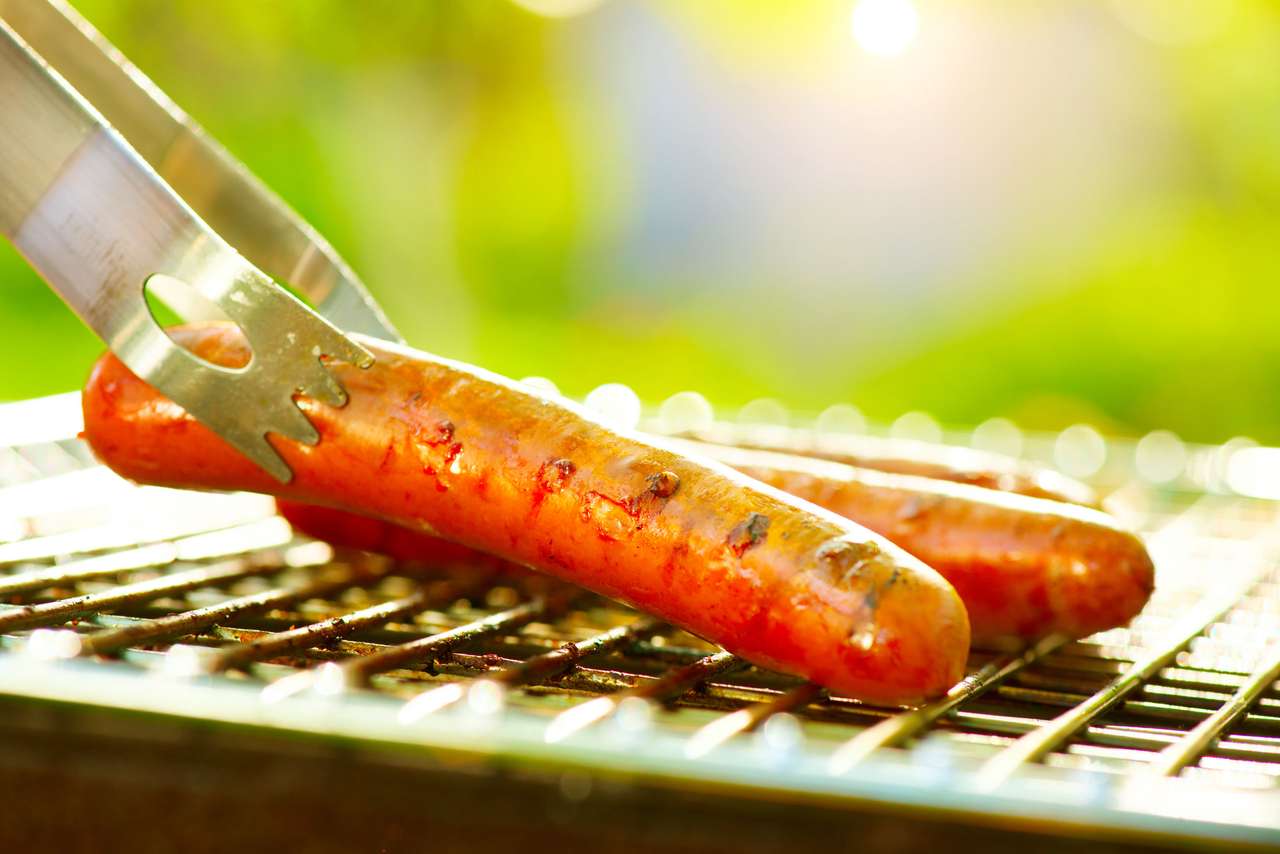Смажена ковбаса на палаючим грилі пазл онлайн