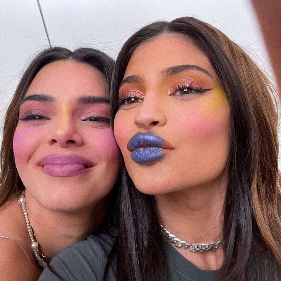 Kendall och Kylie Jenner pussel på nätet