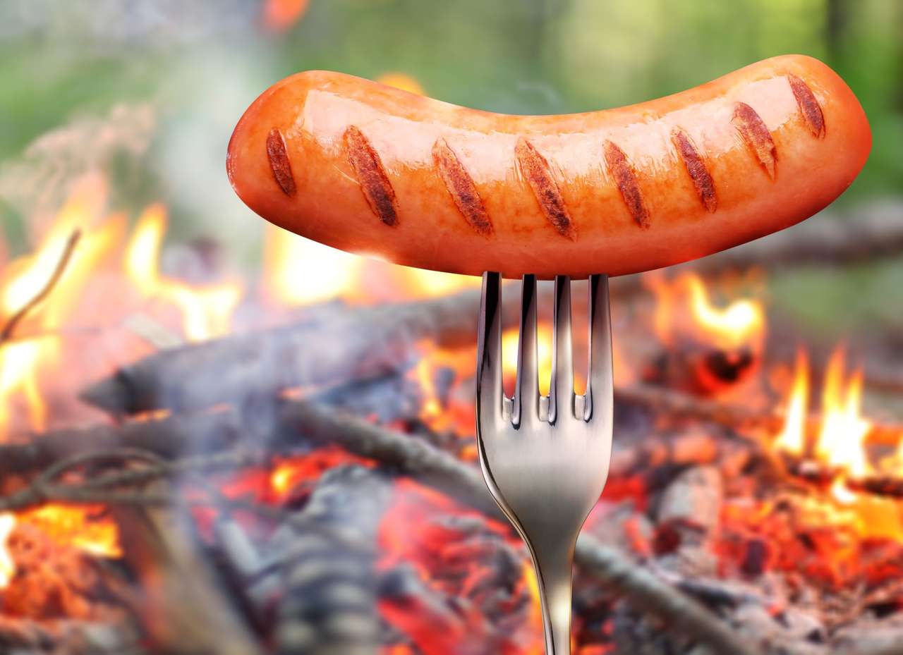 На колбаса на вилица на фона на огън онлайн пъзел