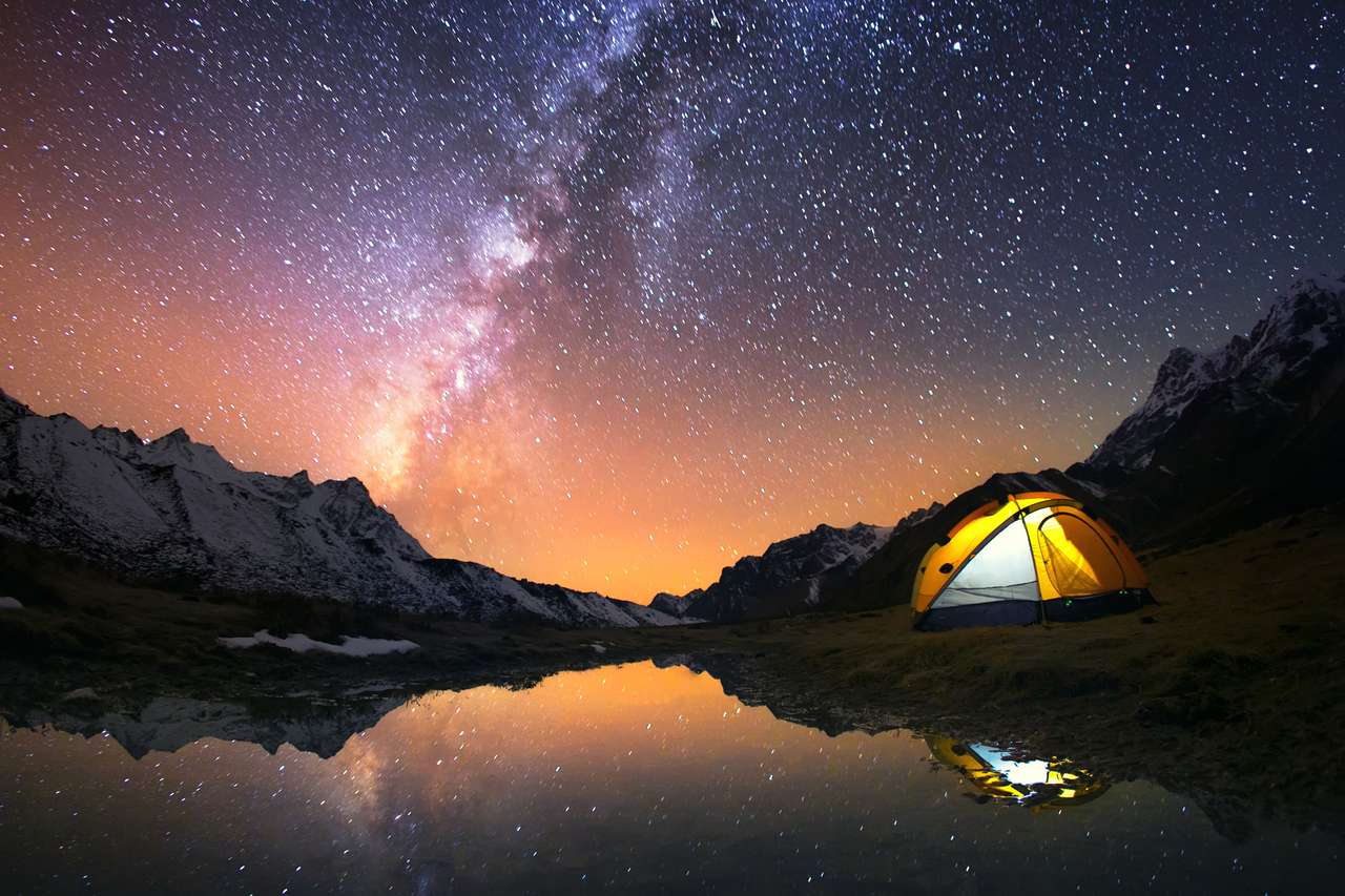 Camping dans les montagnes sous le ciel nocturne puzzle en ligne
