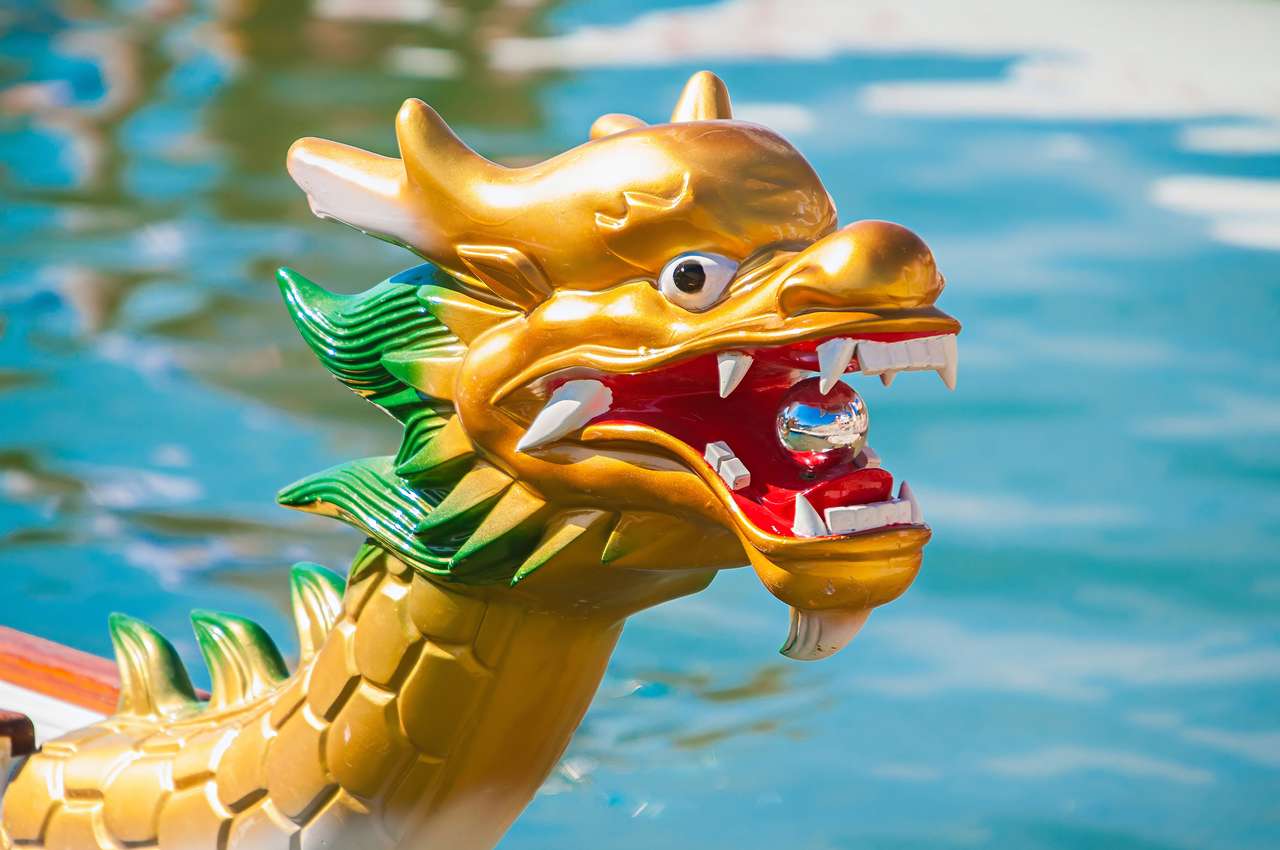Traditionellt drakehuvud på dragonboat Pussel online
