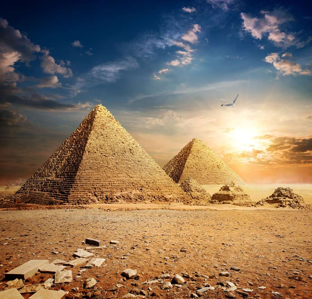 Grote vogel over oude piramides bij de zonsondergang legpuzzel online