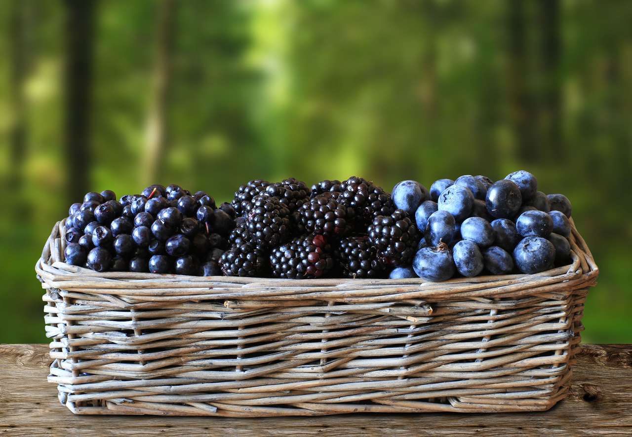 Blackberries en bosbessen in een mand legpuzzel online