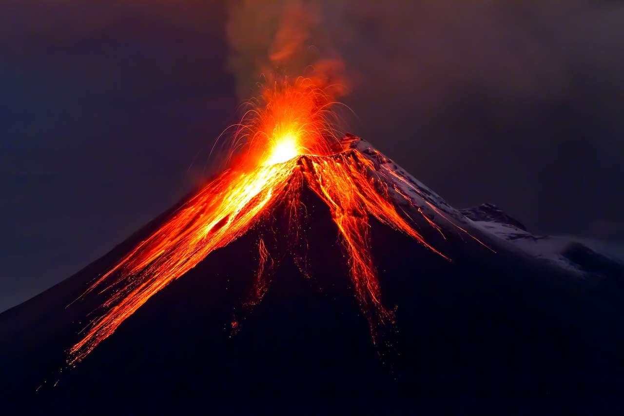 Eruzione del vulcano Tungurahua di notte in Ecuador puzzle online