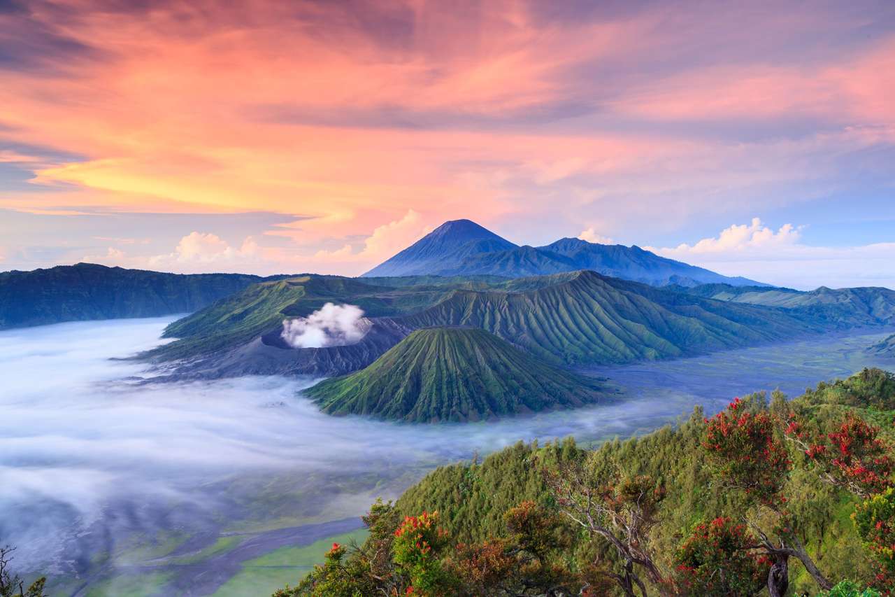 Volcán Bromo al amanecer, Java Oriental, Indonesia rompecabezas en línea