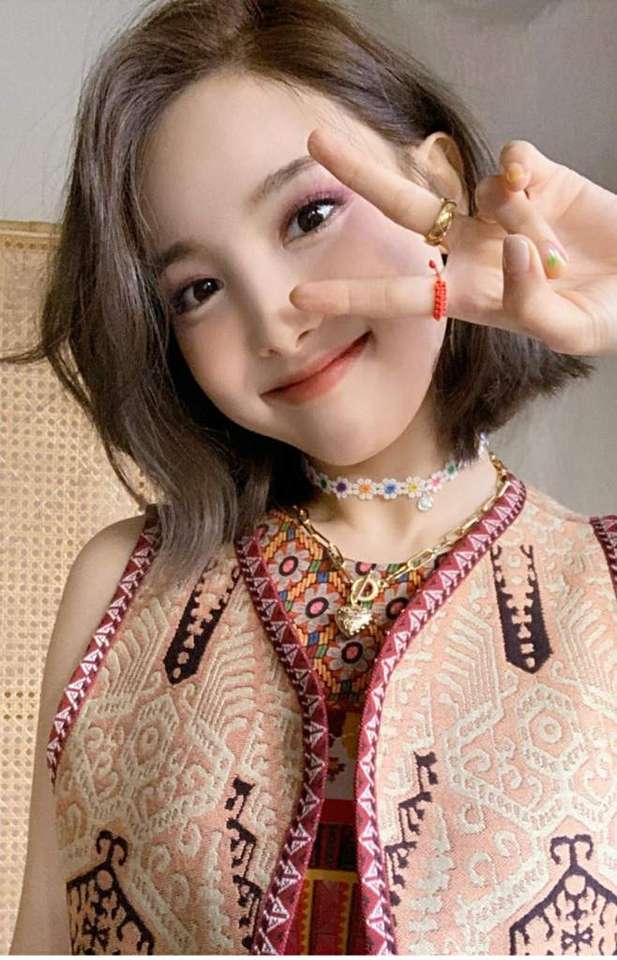 Nayeon More & More puzzle online
