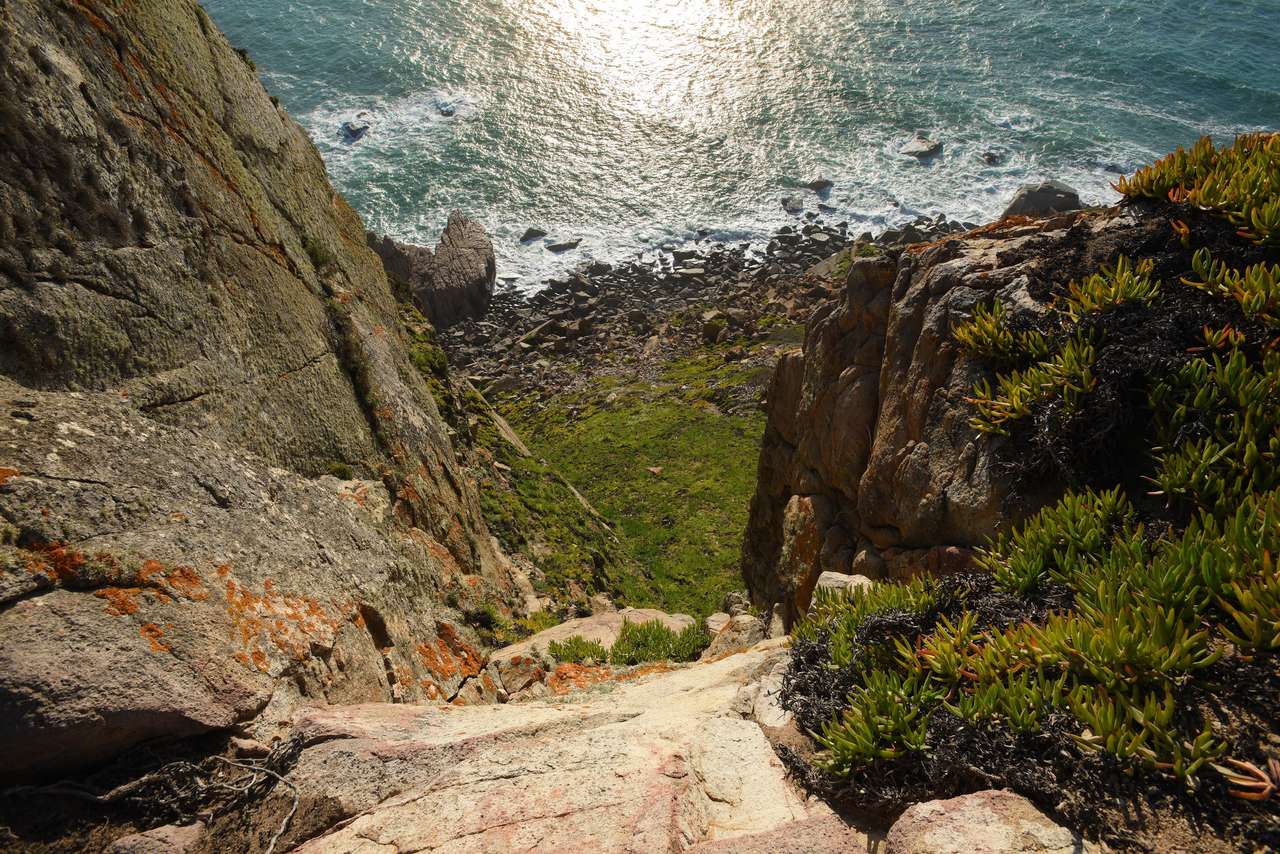 Vacker utsikt över havet och klipporna Pussel online