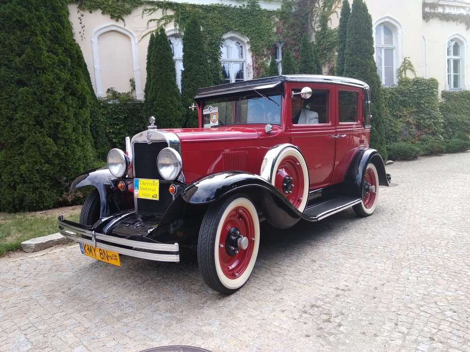 Antik autó az ünnepségen online puzzle