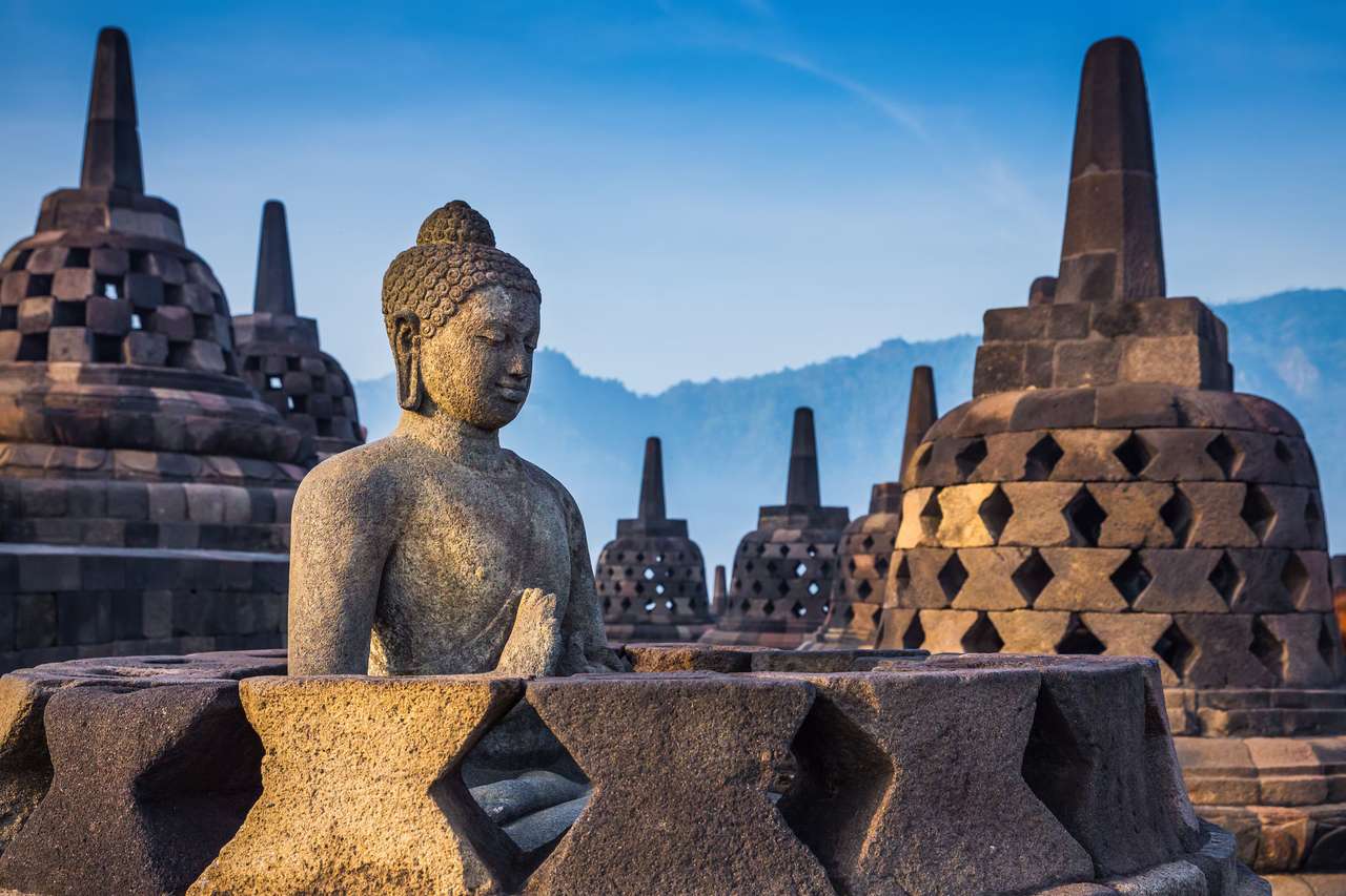 Stupy dans le temple de Borobudur puzzle en ligne