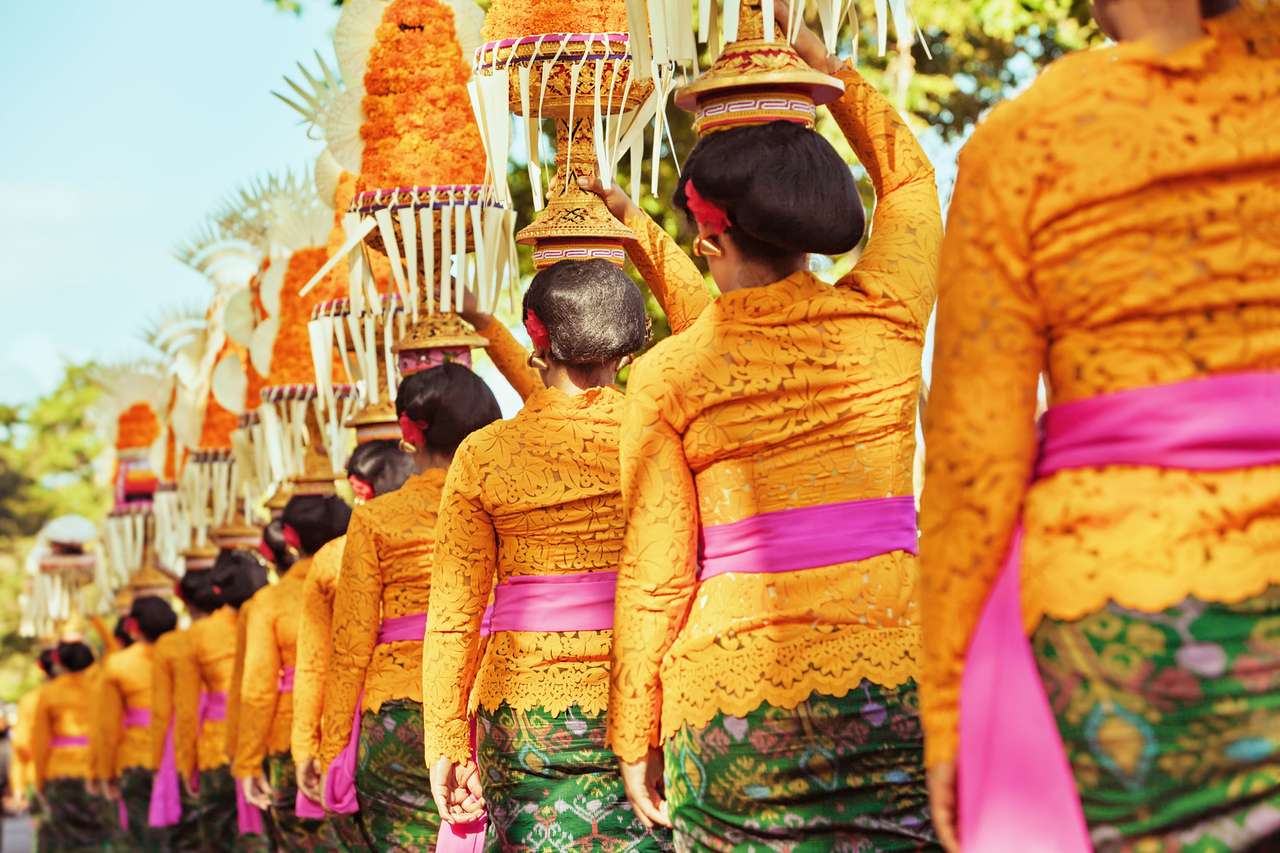 Индуистское церемониальное шествие пазл онлайн