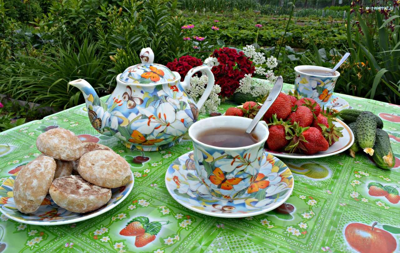 Печенье и клубника, чай пазл онлайн