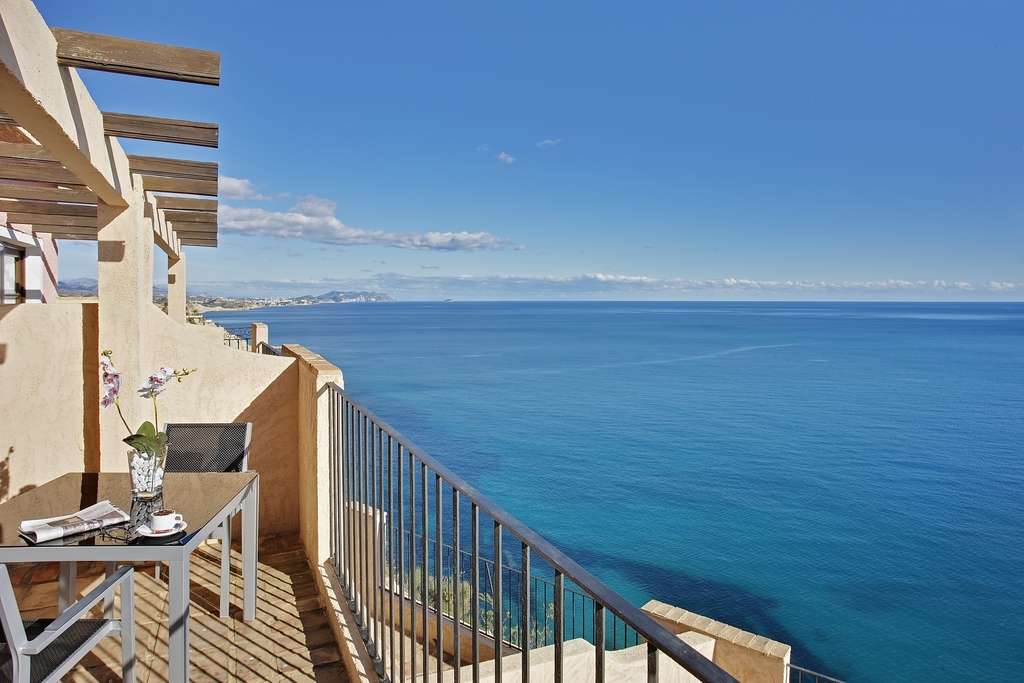 Uitzicht op zee vanaf het terras van het hotel online puzzel