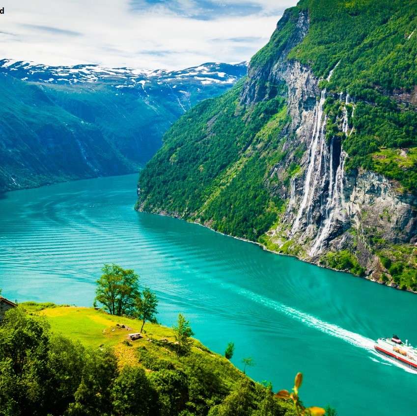 Nava de croazieră pe fiordurile norvegiene jigsaw puzzle online