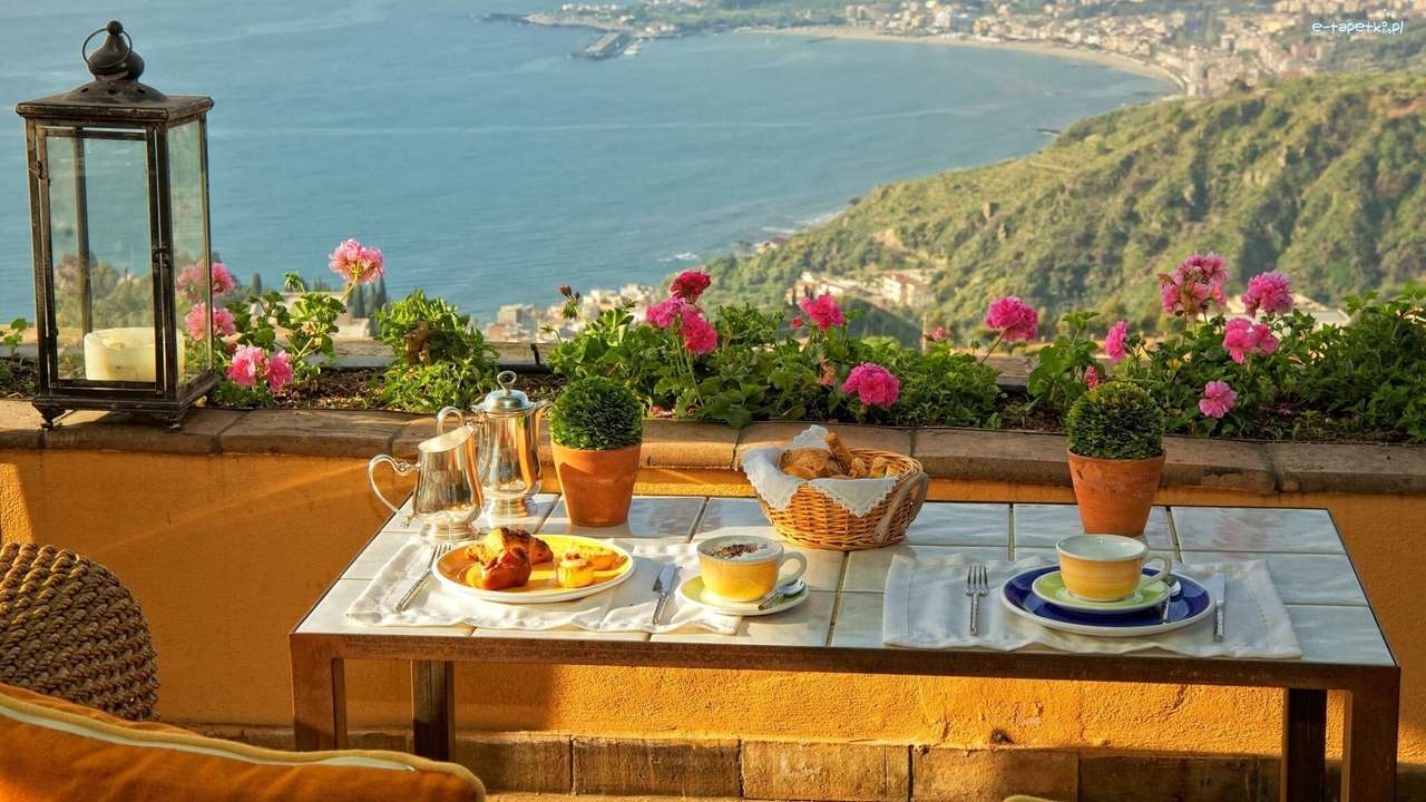 Frukost på terrassen med utsikt över havet Pussel online