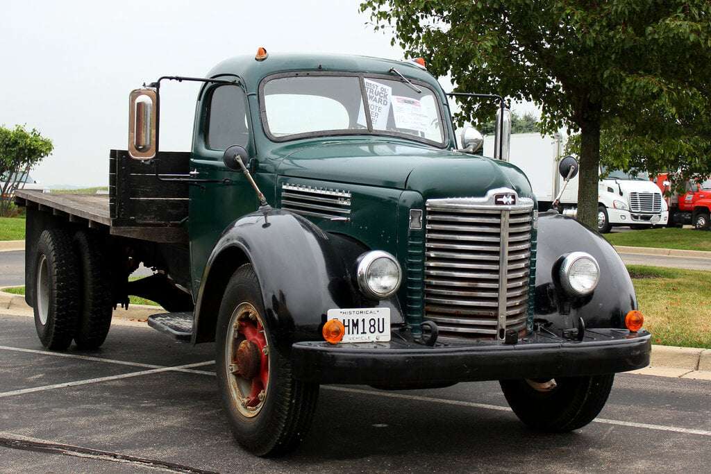 1947 Международный грузовик КБ-6 онлайн-пазл