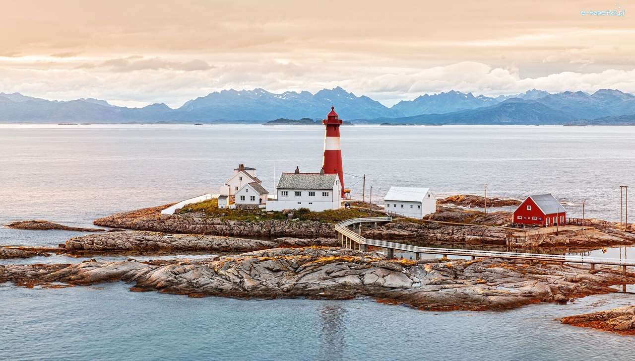 Маяк на островке в Норвегии онлайн-пазл